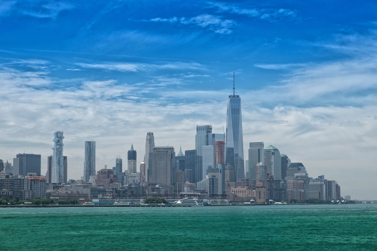 Atemberaubendes Foto von New York City, aufgenommen während einer professionellen Fotoproduktion, die die ikonische Skyline und die lebendige Atmosphäre der Stadt einfängt.